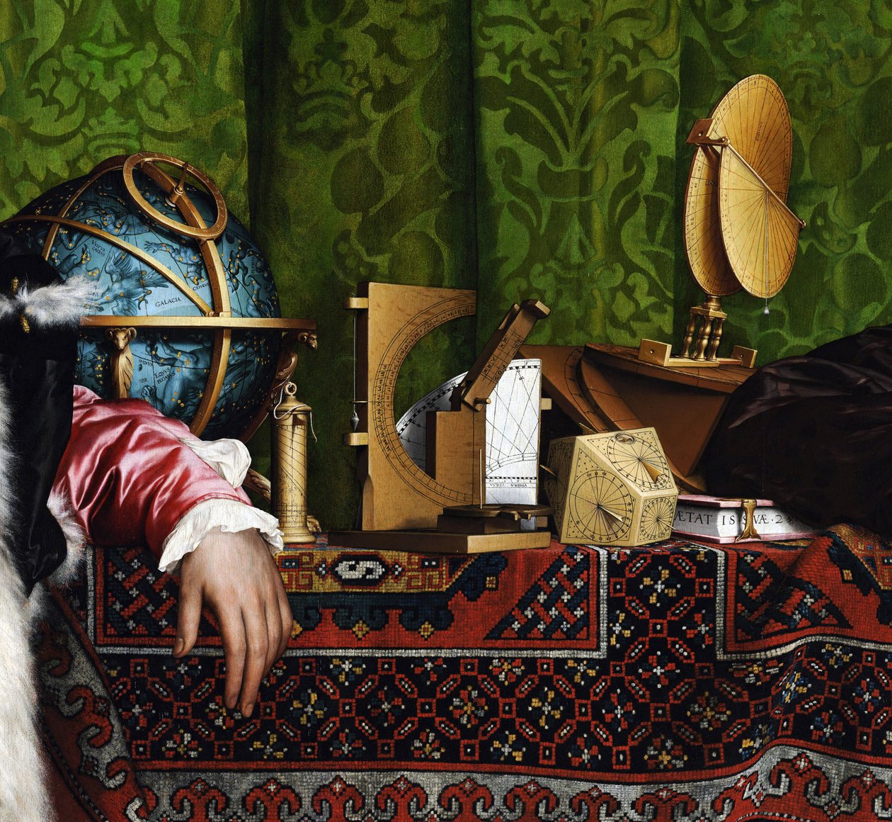 السفراء (جان دي دينتفيل (1504-1555 أو 1557) وجورج دو سيلفي (1506-1541). (السفراء (جان دي دينتفيل وجورج دي سيلف). تفاصيل الأدوات الفلكية للجرف العلوي: الكرة السماوية ، التوركي (أو torquetum) و cad بواسطة هانز هولبين الأصغر