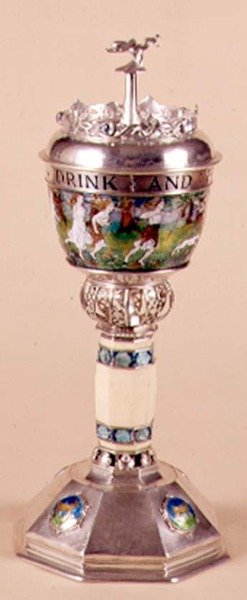 كوب وغطاء محبوب ، زخرفة توضع على ساق العاج ، c.1905-09 (فضي ومينا) بواسطة هارولد ستابلر