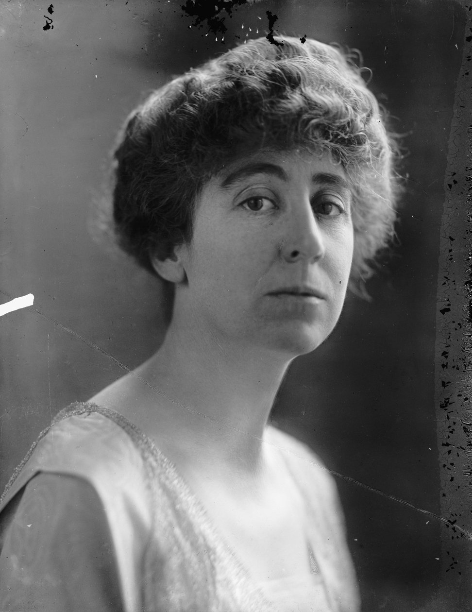 جانيت رانكين، 1917 تقريبًا (صورة بالأبيض والأسود) بواسطة هاريس وإوينج