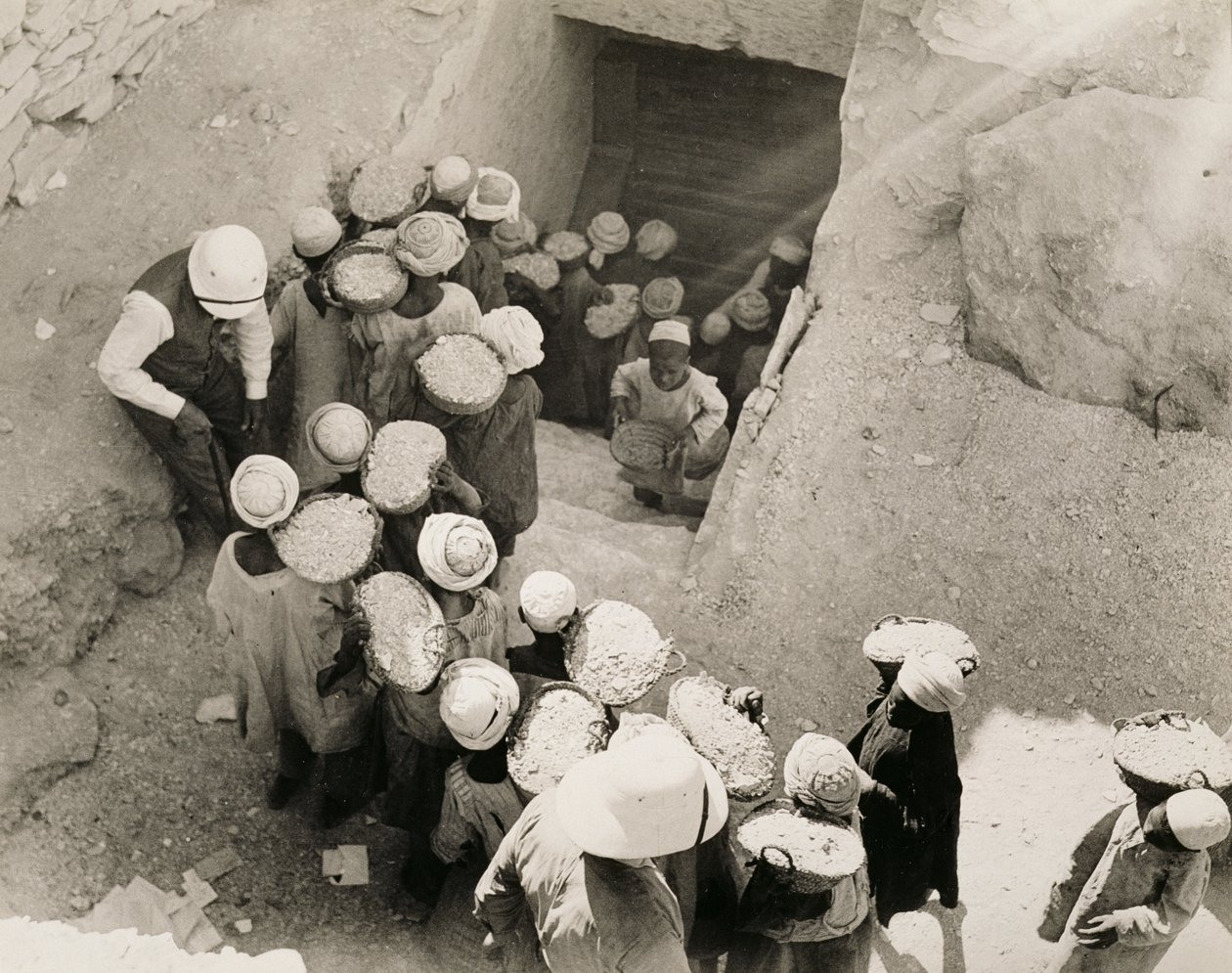 إغلاق مقبرة توت عنخ آمون ، وادي الملوك ، فبراير 1923 (طبعة فضية من الجيلاتين) بواسطة هاري بورتون