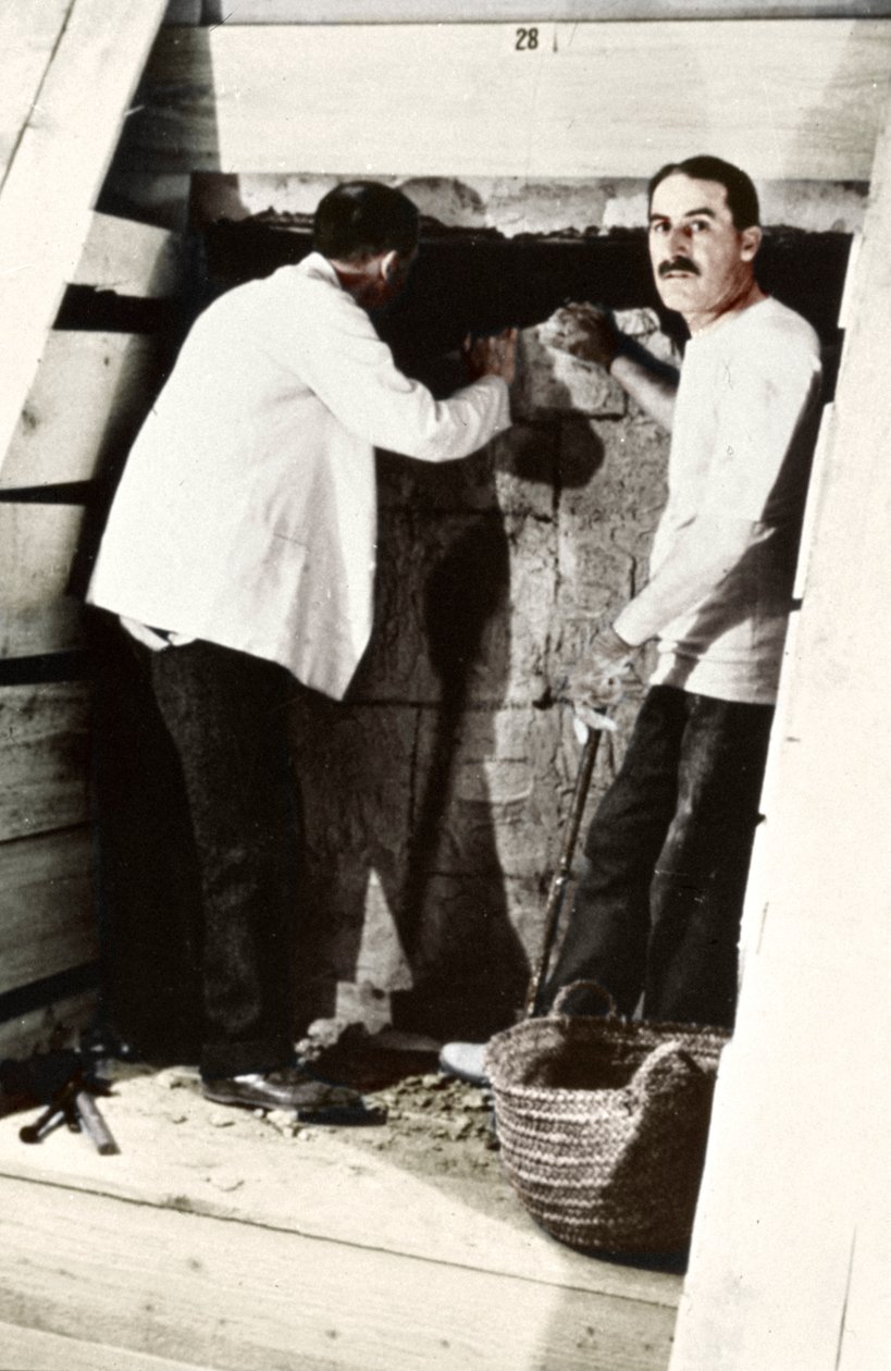 هوارد كارتر وزميل له يحفر مقبرة في وادي الملوك ، مصر ، 1922 بواسطة هاري بورتون