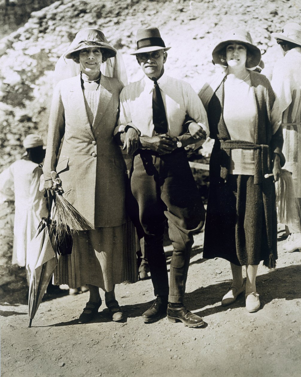 من اليسار إلى اليمين: السيدة Somerleyton ، العقيد Watson Pasha و Hon. السيدة الإسكندر عند مقبرة توت عنخ آمون بوادي الملوك بواسطة هاري بورتون