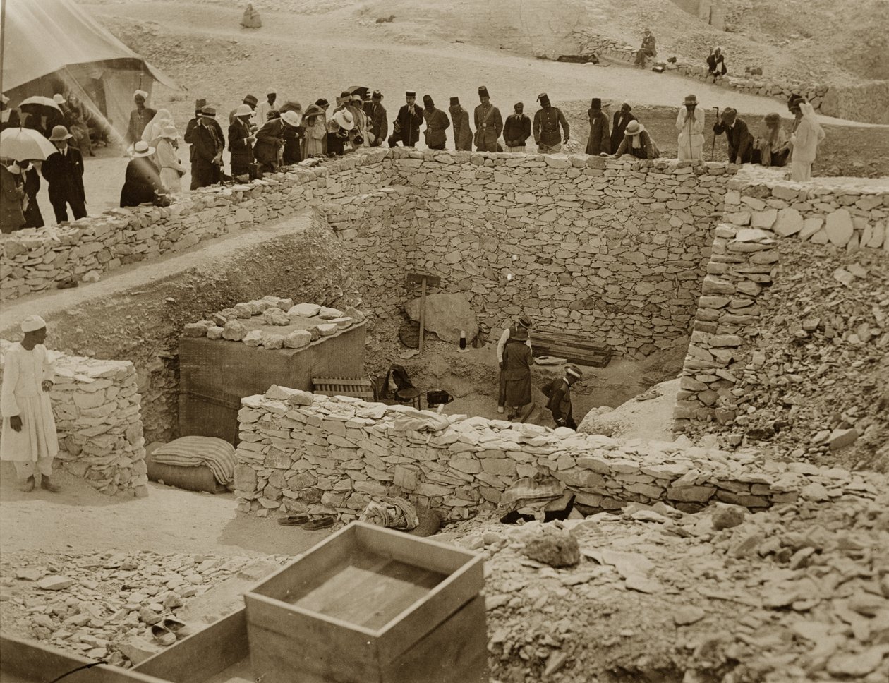 اللورد كارنارفون (1866-1923) السيدة إيفلين هربرت وهوارد كارتر (1873-1939) في قبر توت عنخ آمون بوادي الملوك (طبعة فضية من الجيلاتين) بواسطة هاري بورتون