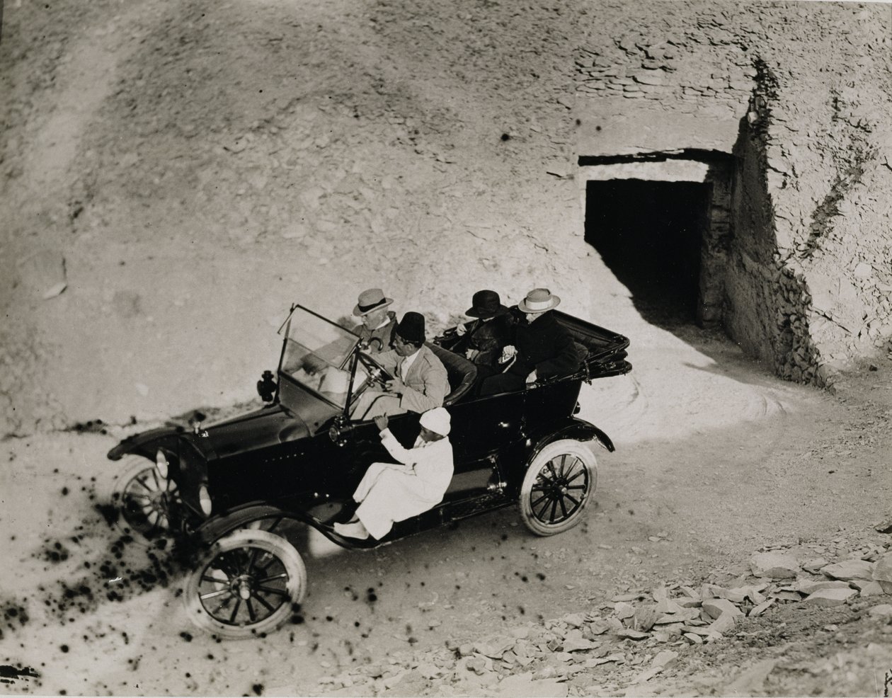 الزيارة الأولى للورد كارنارفون إلى وادي الملوك: اللورد كارنارفون (1866-1923) والحفلة في سيارة بواسطة هاري بورتون