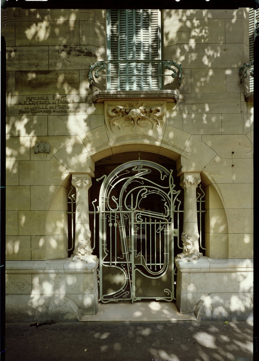 بوابة "Castel-Beranger" ، رقم 14 ، شارع La Fontaine ، 1897-98 بواسطة هيكتور غيمارد