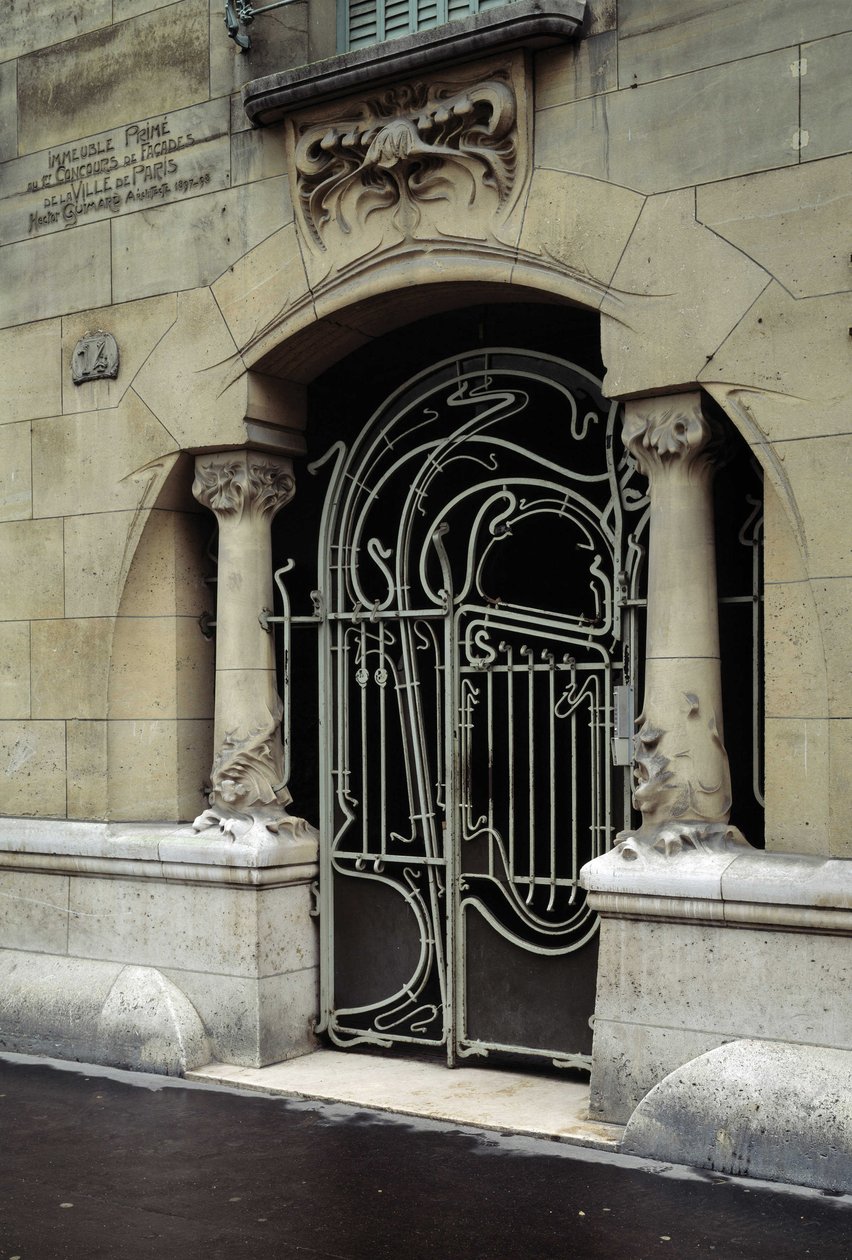 فن العمارة على طراز فن الآرت نوفو: منظر لباب مدخل Castel Beranger الواقع في 14 شارع de la Fontaine في الدائرة السادسة عشر في باريس. صممه المهندس المعماري هيكتور غيمار (1867-1942) د بواسطة هيكتور غيمارد