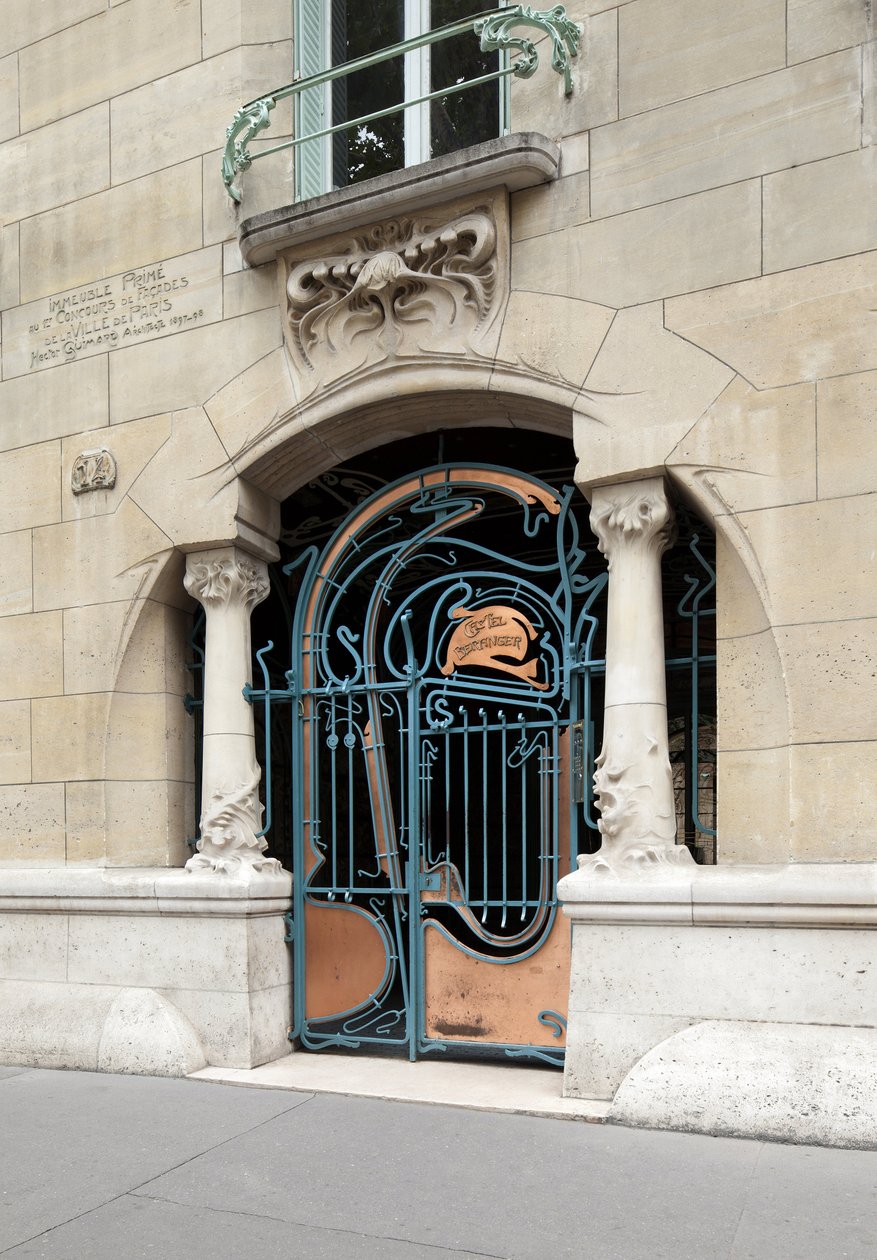 باب مدخل Castel Beranger ، على طراز فن الآرت نوفو ، بني بين 1895 و 1898 في الدائرة السادسة عشر في باريس (صورة) بواسطة هيكتور غيمارد