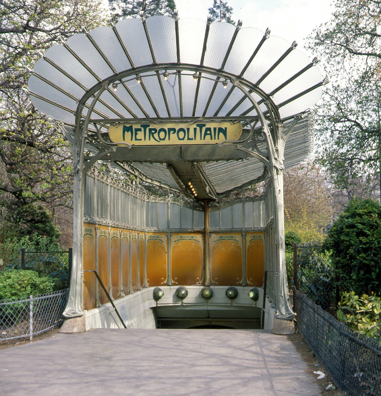 Porte Dauphine ، محطة مترو ، عمارة Guimard. بواسطة هيكتور غيمارد