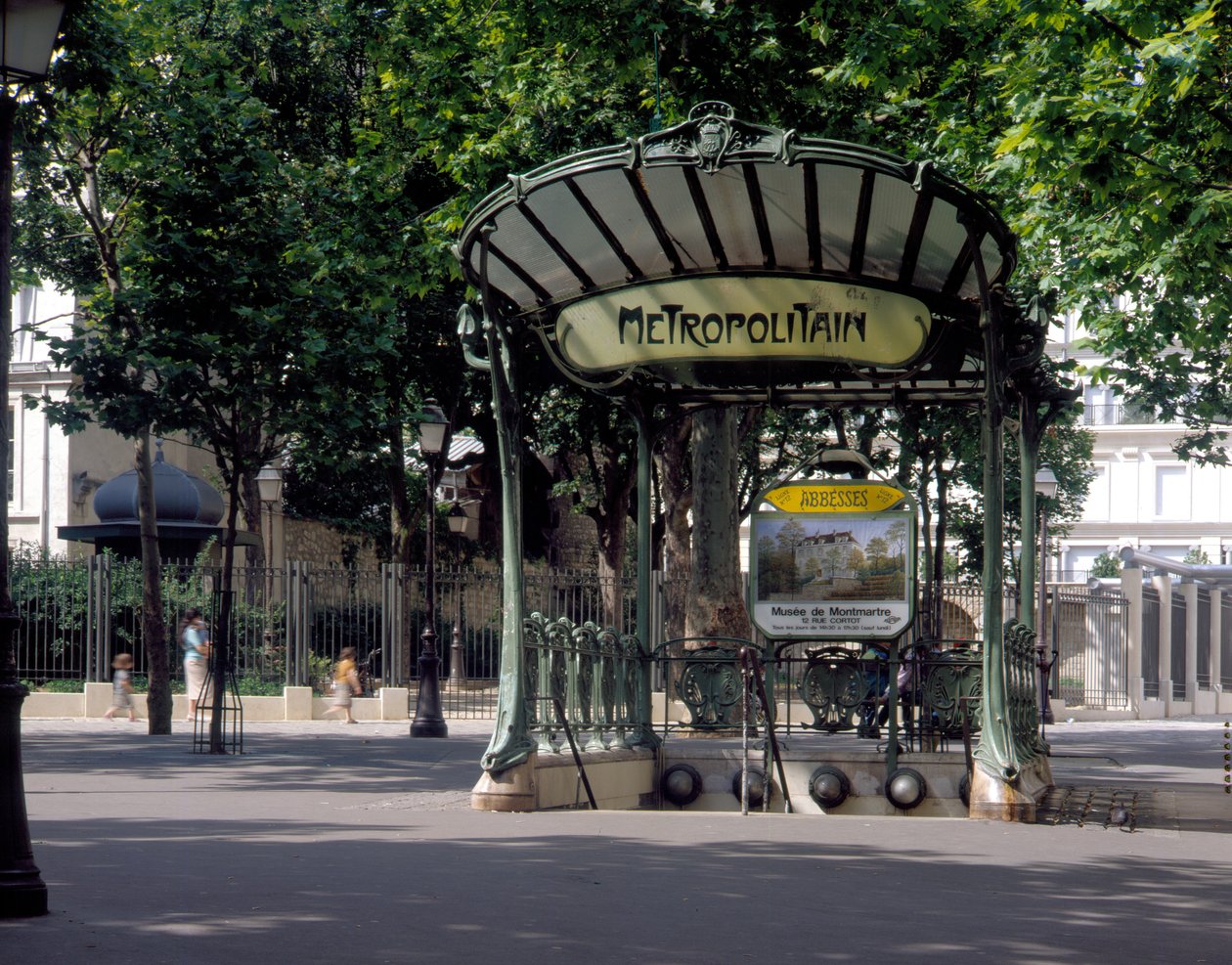 منظر لمدخل مترو Abbesses بواسطة المهندس المعماري H. Guimard في باريس بواسطة هيكتور غيمارد