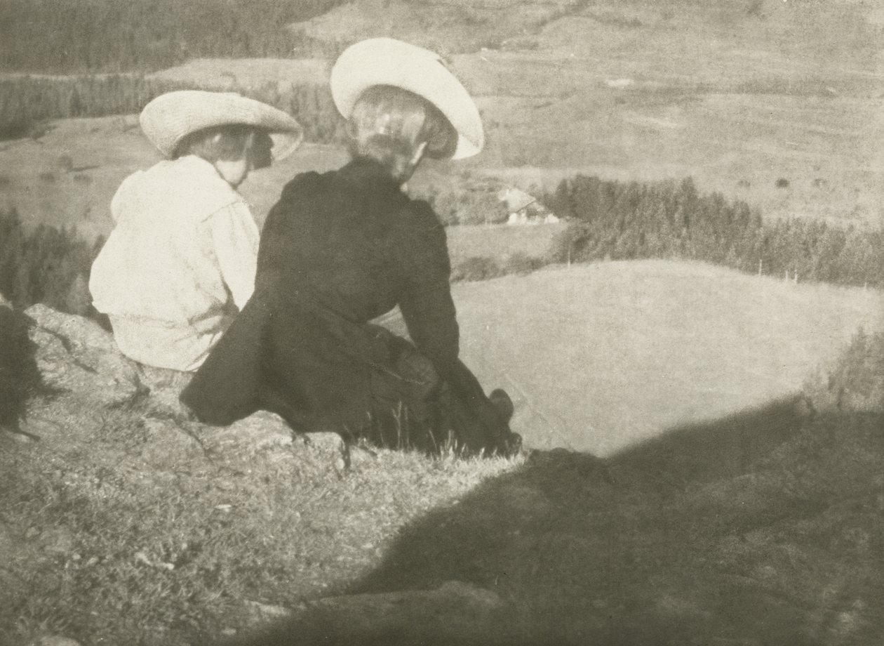 الحقول في بيرجيتز (هانز وماري جالسة) ، c.1908 (طبعة كرومات الصمغ) بواسطة هاينريش كون