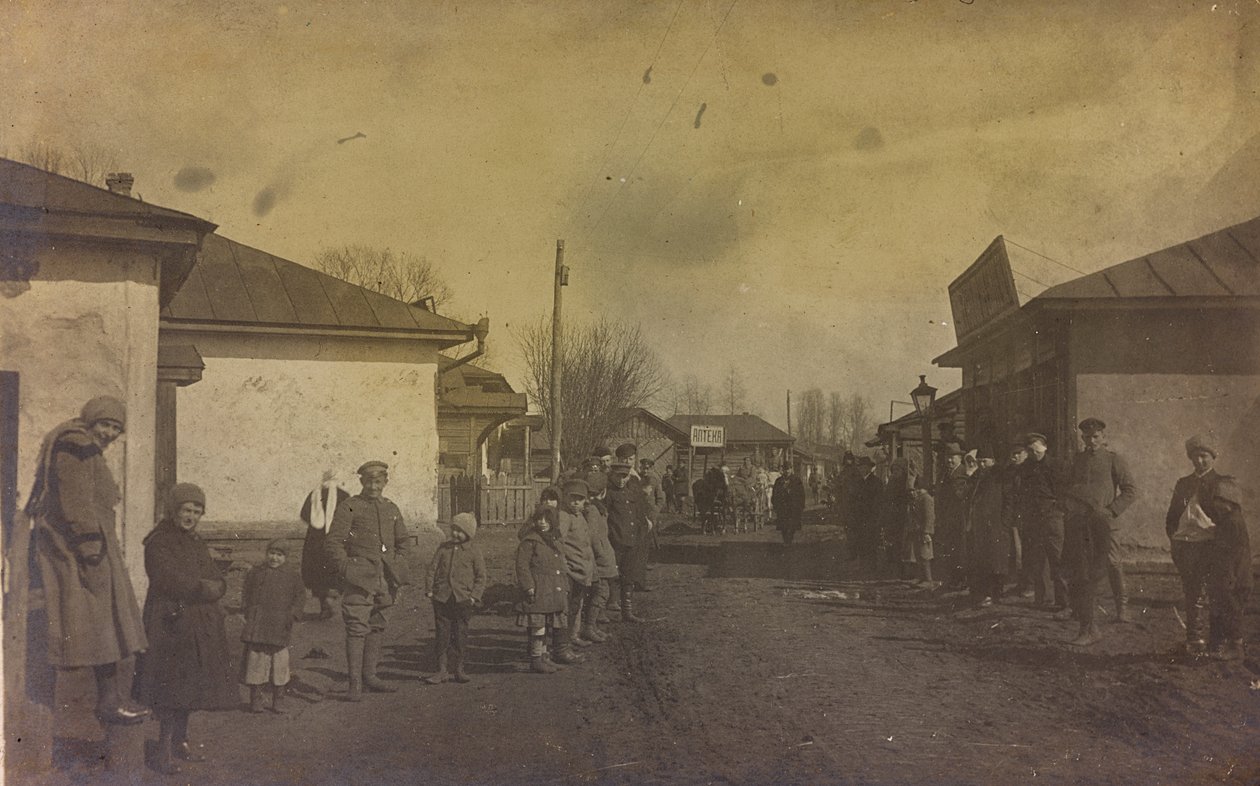 الحرب العالمية الأولى: شهدت أوكرانيا في أعوام 1914-1916 أثناء غزو الجيش الألماني. عسكريون ومدنيون في شارع مدينة (صورة ب / ث) بواسطة مقبرة الأبطال Dsessentniki (Attr. To)