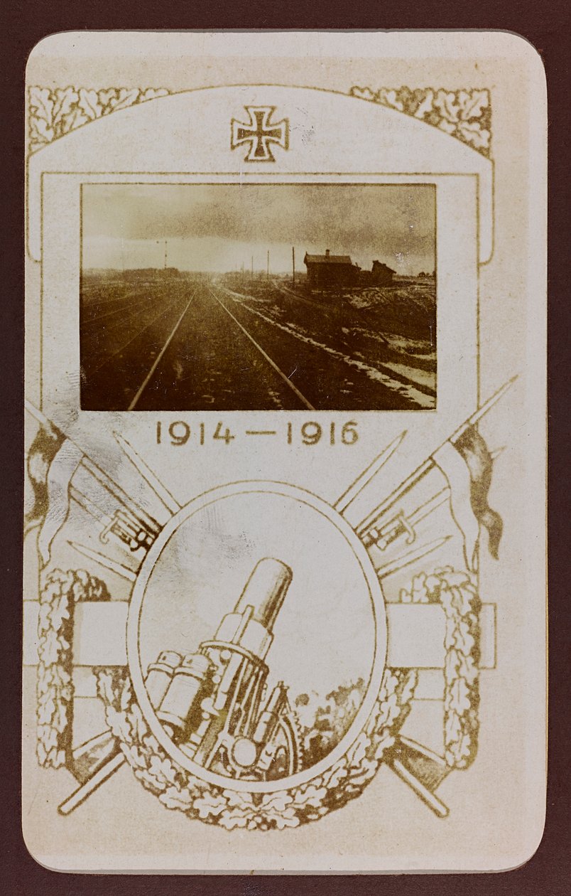 الحرب العالمية الأولى: شهدت أوكرانيا في أعوام 1914-1916 أثناء غزو الجيش الألماني. مسارات السكك الحديدية (صورة b / w) بواسطة مقبرة الأبطال Dsessentniki (Attr. To)
