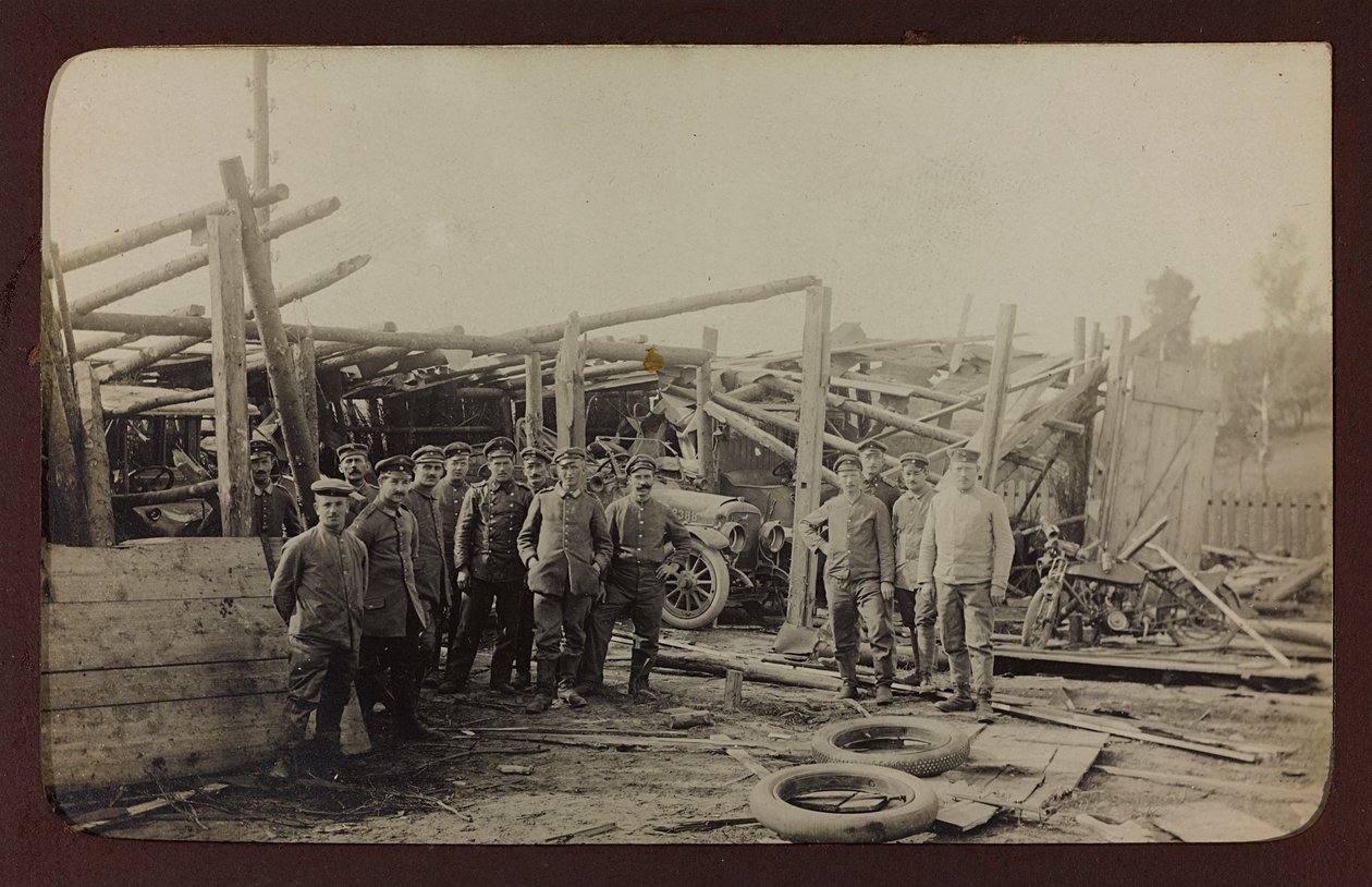 الحرب العالمية الأولى: شهدت أوكرانيا في أعوام 1914-1916 أثناء غزو الجيش الألماني. مجموعة من الجنود (صورة ب / ث) بواسطة مقبرة الأبطال Dsessentniki (Attr. To)