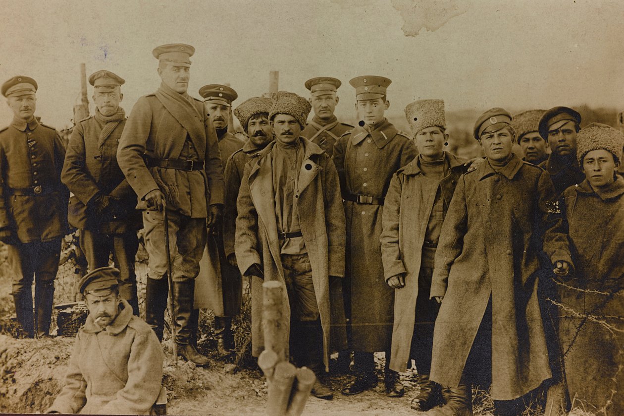 الحرب العالمية الأولى: شهدت أوكرانيا في أعوام 1914-1916 أثناء غزو الجيش الألماني. مجموعة من الجنود (صورة ب / ث) بواسطة مقبرة الأبطال Dsessentniki (Attr. To)