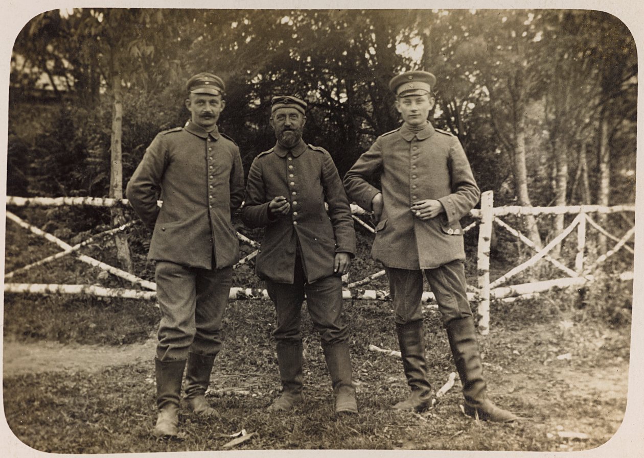 الحرب العالمية الأولى: شهدت أوكرانيا في أعوام 1914-1916 أثناء غزو الجيش الألماني. مجموعة من الجنود (صورة ب / ث) بواسطة مقبرة الأبطال Dsessentniki (Attr. To)