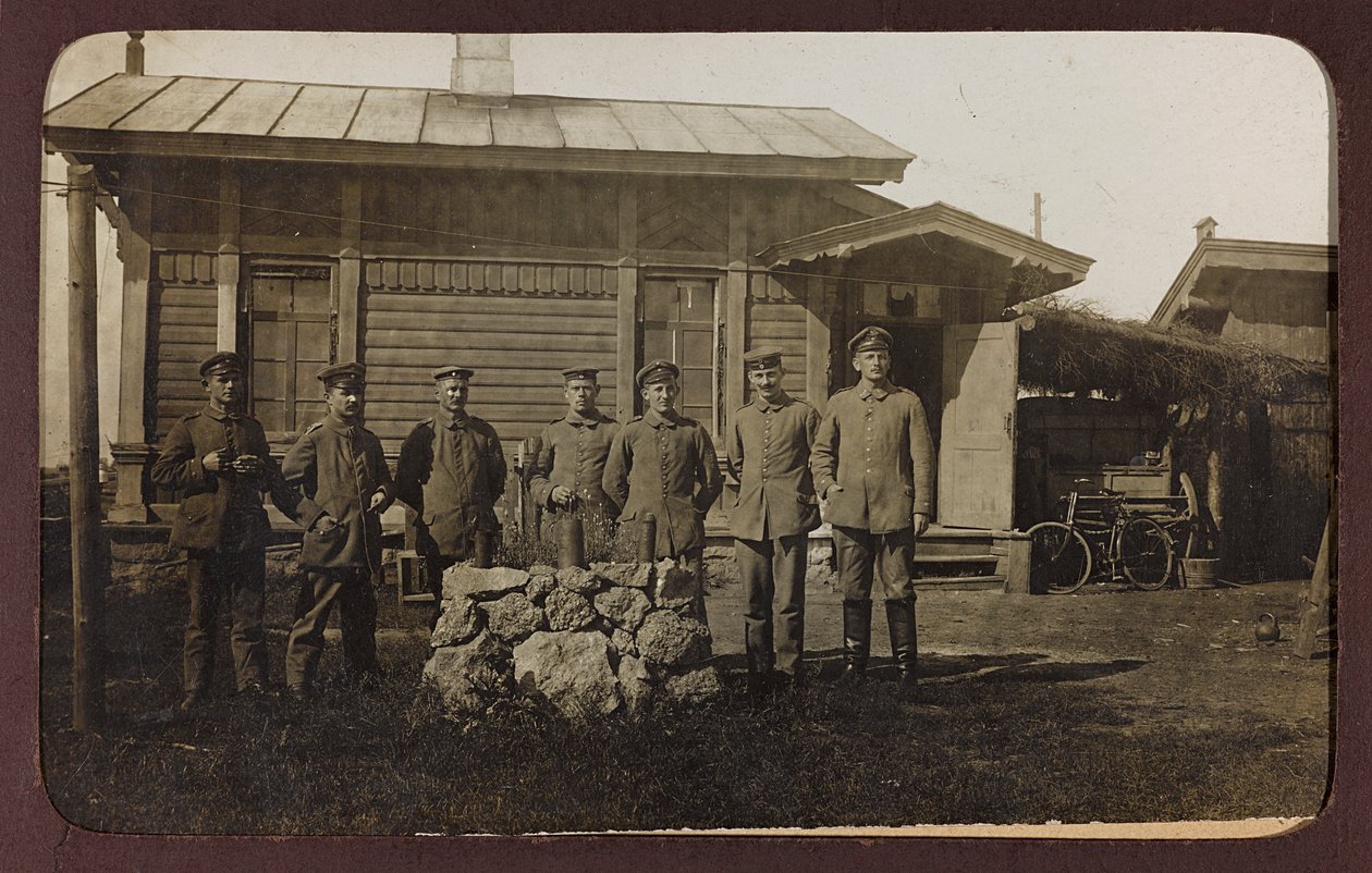 الحرب العالمية الأولى: شهدت أوكرانيا في أعوام 1914-1916 أثناء غزو الجيش الألماني. صورة للمجموعة (صورة b / w) بواسطة مقبرة الأبطال Dsessentniki (Attr. To)