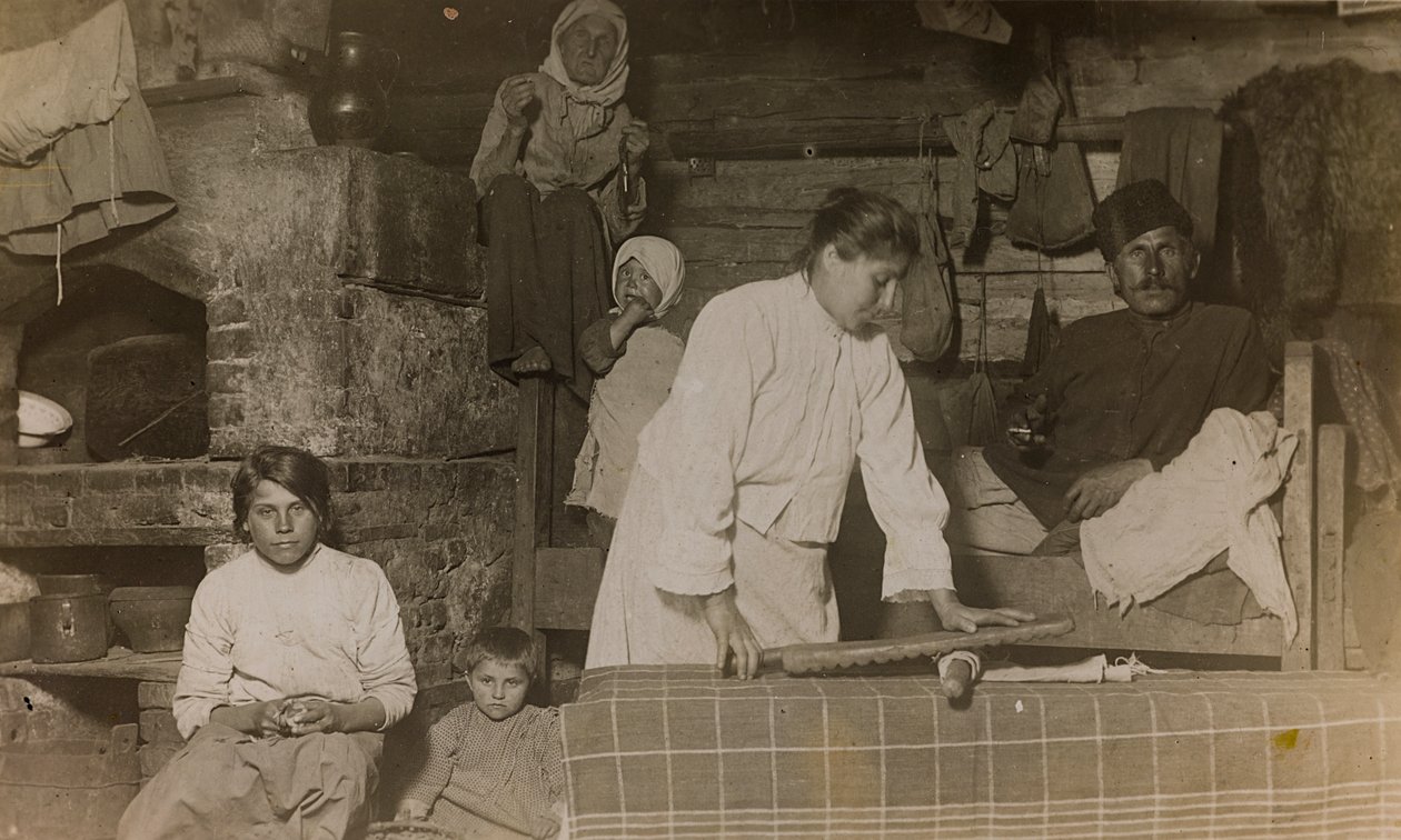 الحرب العالمية الأولى: شهدت أوكرانيا في أعوام 1914-1916 أثناء غزو الجيش الألماني. عائلة داخل منزل (صورة بالأبيض والأسود) بواسطة مقبرة الأبطال Dsessentniki (Attr. To)