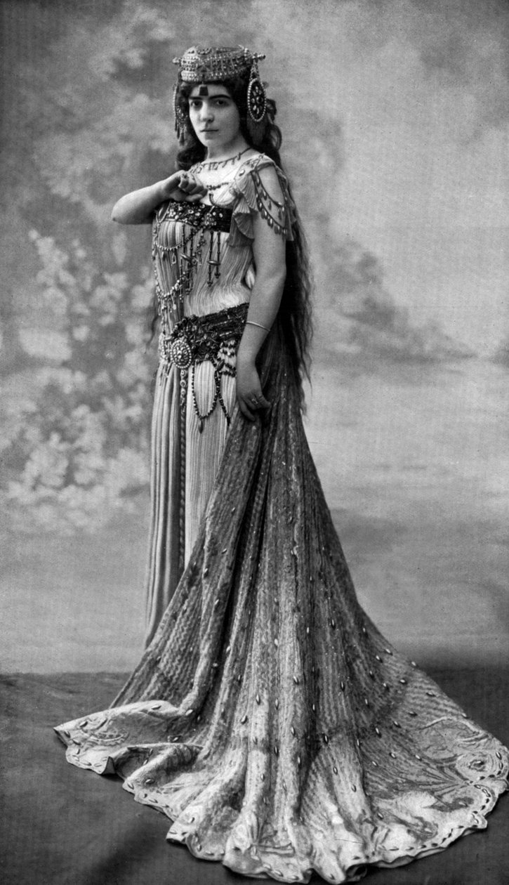 مغنية الأوبرا جيرمين بايلاك في دور دليلة في أوبرا quot;شمشون ودليلةquot;، 1908 (صورة أبيض وأسود) بواسطة هنري مانويل