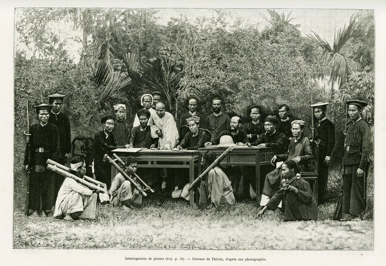 استجواب القراصنة. نقش بواسطة Thiriat ، بعد صورة فوتوغرافية ، لتوضيح قصة Trente mois au Tonkin في عام 1884 ، بواسطة دكتور هوكوارد ، في le Tour du monde 1889 ، من إخراج إدوارد شارتون (1807-1890) ، Hachette ، باريس. بواسطة هنري تيريات
