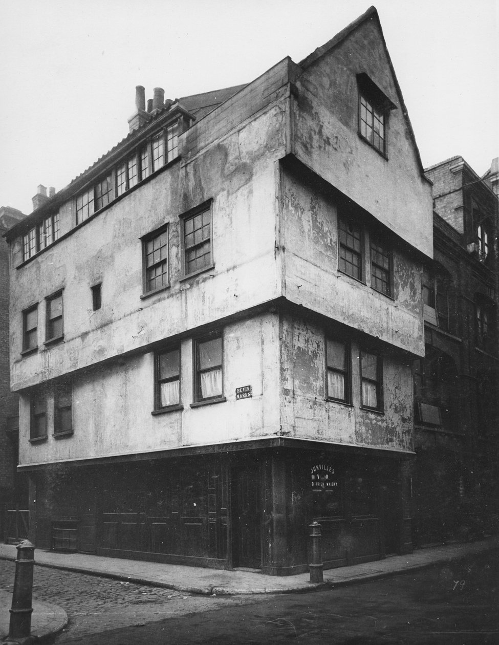 The Golden Axe Inn ، في زاوية St. Mary Axe و Bevis Marks ، بالقرب من Bishopsgate ، c.1883 بواسطة هنري ديكسون