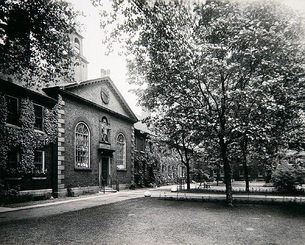 The Ironmongers 'Almshouses ، Kingsland Road ، Shoreditch ، حوالي 1910 (b / w photo) (انظر أيضًا 266795) بواسطة هنري ديكسون
