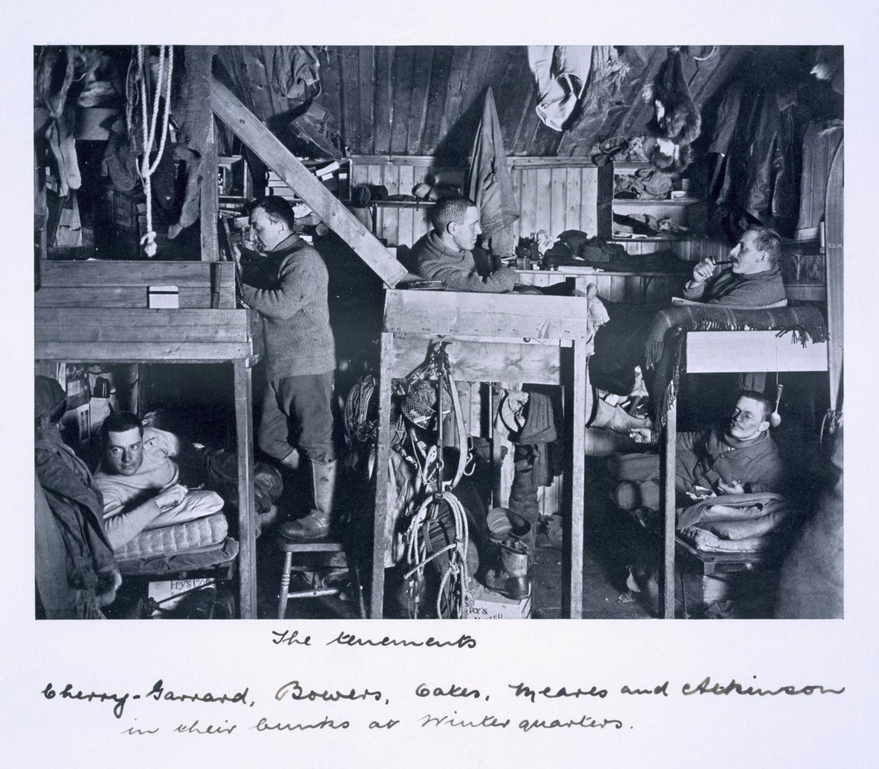 The Tenements ، فصل الشتاء ، من "رحلة سكوت الأخيرة" بواسطة هربرت بونتينج