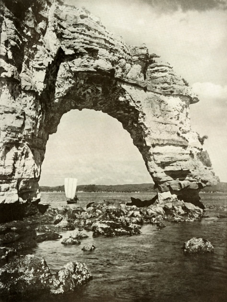 قوس يرتديه البحر في ماتسوشيما ، 1910. بواسطة هربرت بونتينج