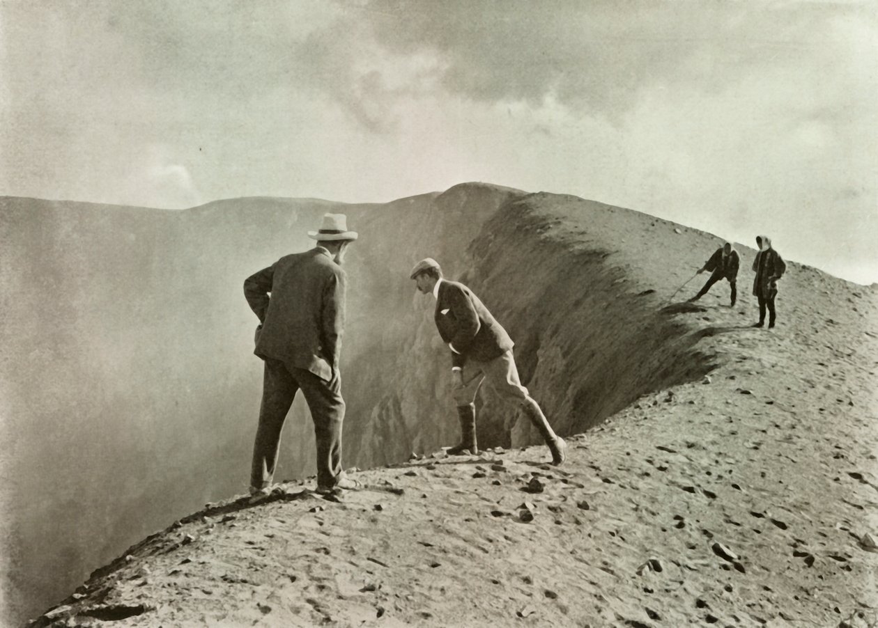 في Craters Brink ، Asama-Yama ، 1910. بواسطة هربرت بونتينج