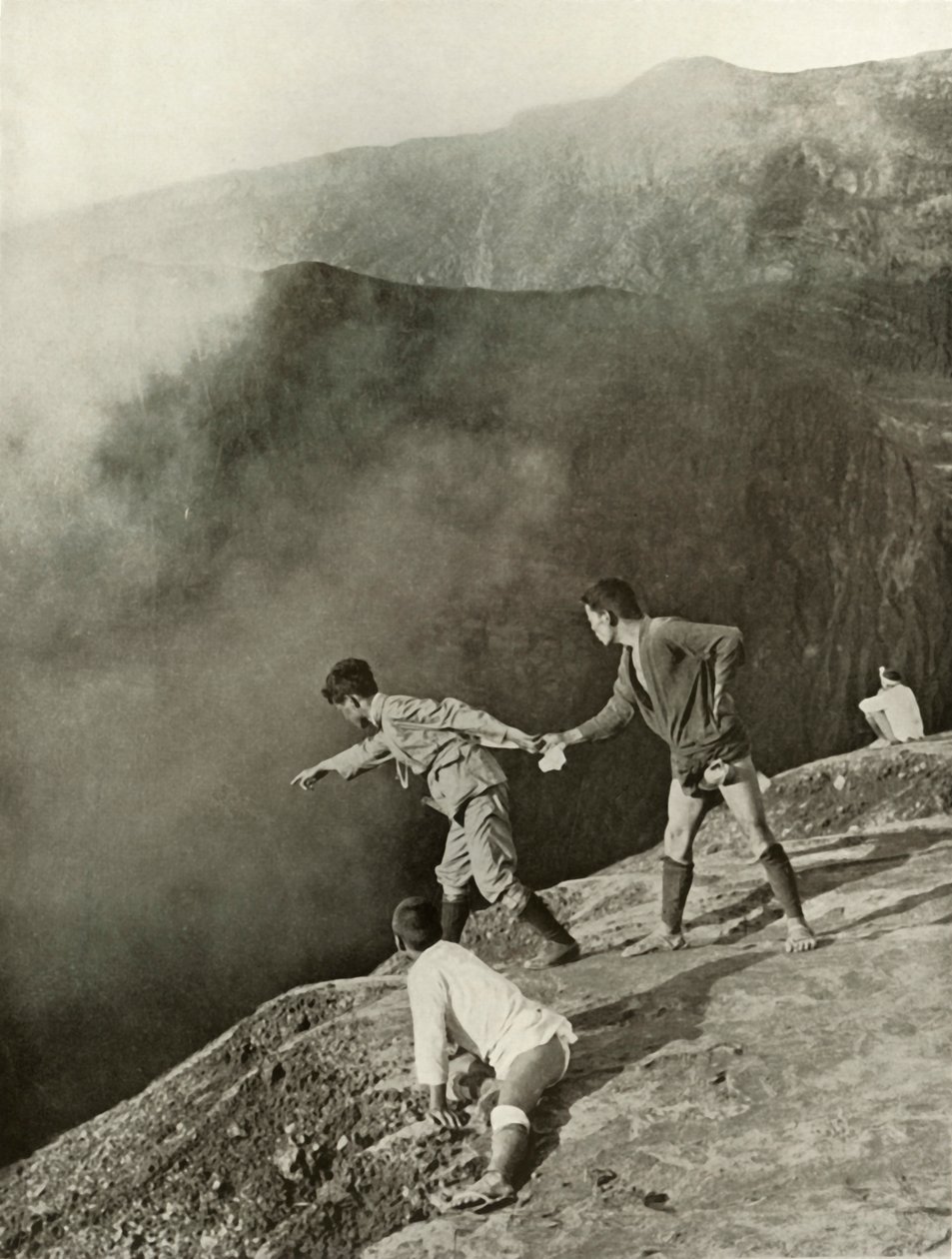 في Craters Brink ، آسو سان ، 1910. بواسطة هربرت بونتينج