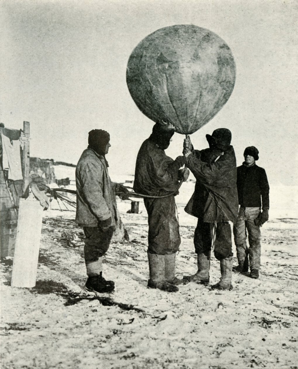 د. سيمبسون يرسل بالونًا ، 1911 ، 1913 بواسطة هربرت بونتينج