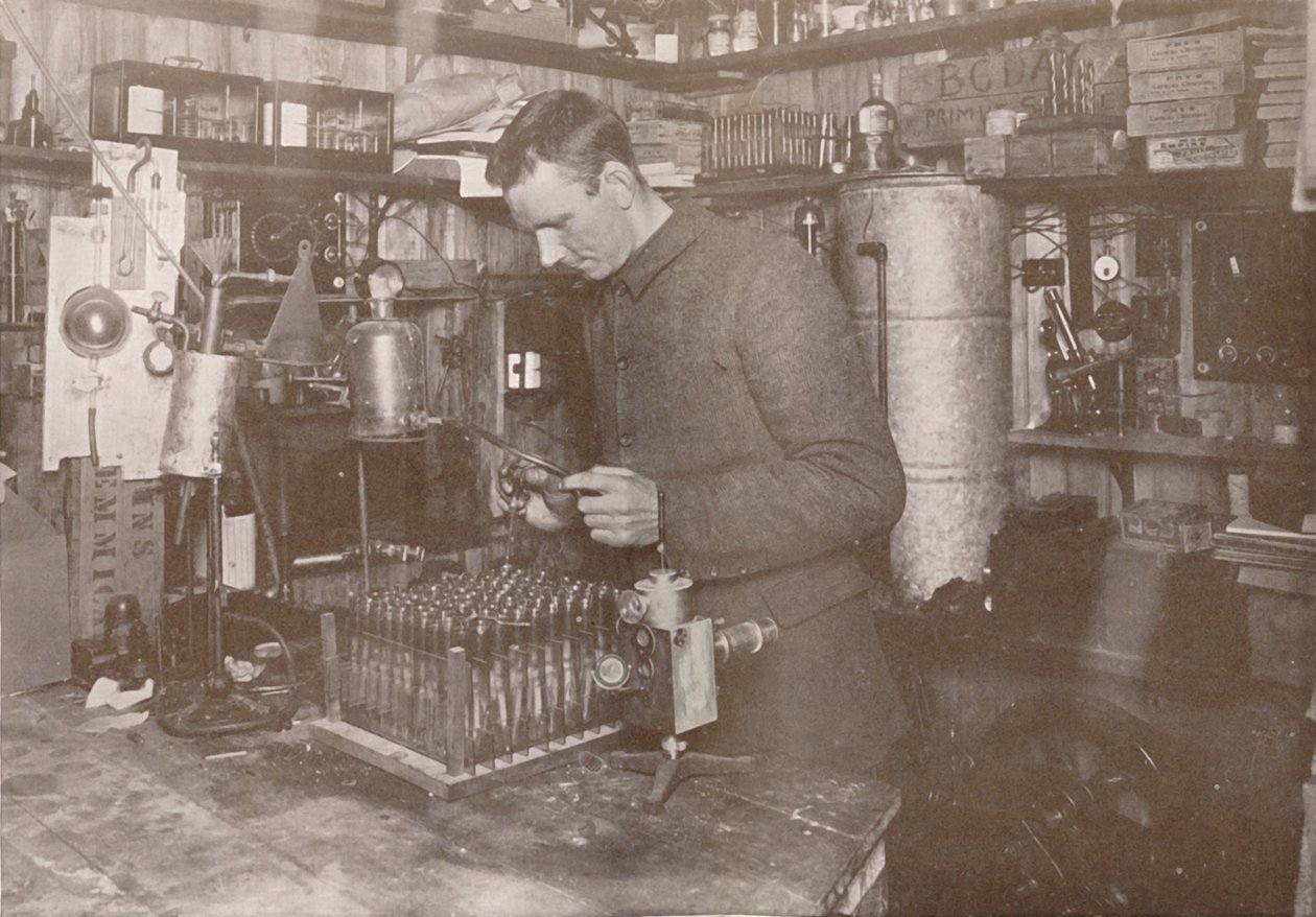 د. سيمبسون في مختبره ، 21 ديسمبر 1911 ، 1913 بواسطة هربرت بونتينج