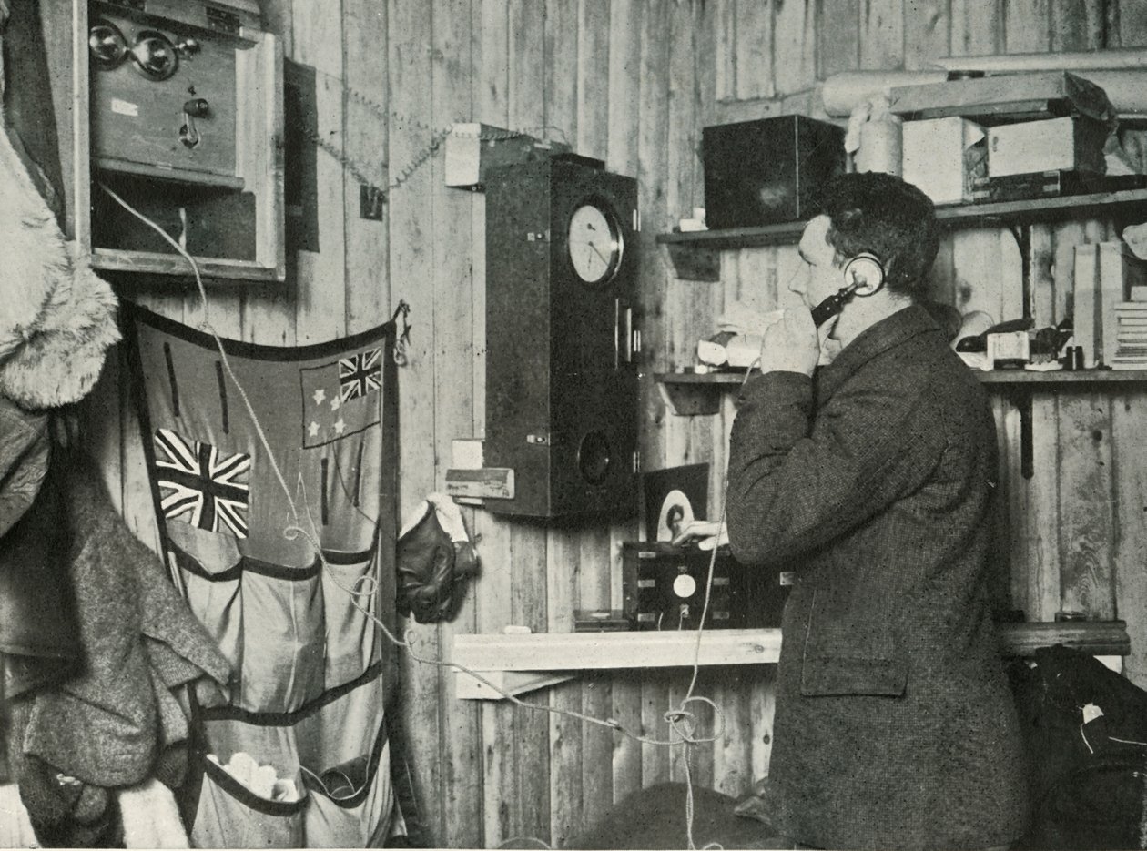 د. سيمبسون في الكوخ في الطرف الآخر من الهاتف توقيت الملاحظة ، c1911 ، 1913 بواسطة هربرت بونتينج