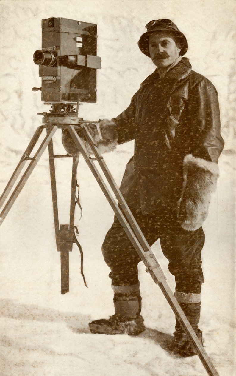 HG Ponting وأحد كاميراته السينمائية ، يناير 1912 ، 1913. بواسطة هربرت بونتينج
