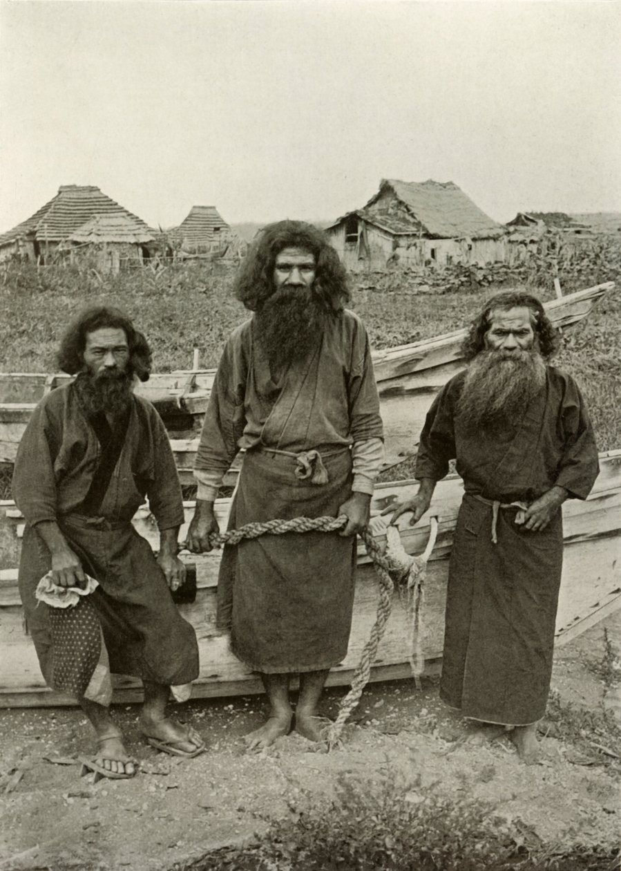 هابو كونو ، الصياد في المركز واثنان من صيادي عينو ، 1910. بواسطة هربرت بونتينج