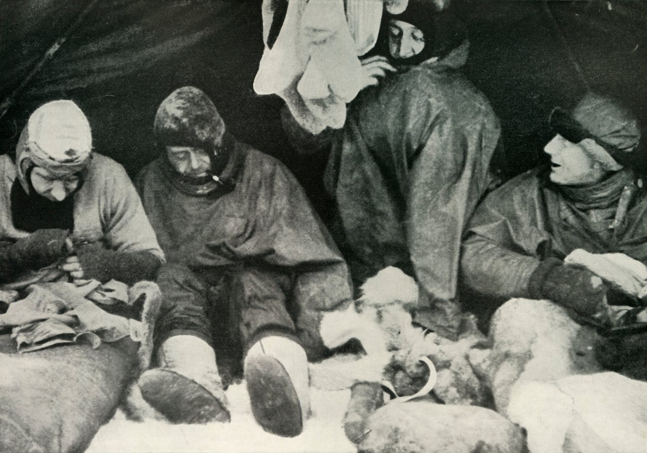أعضاء الحزب القطبي يدخلون إلى أكياس نومهم ، c1911 ، 1913. بواسطة هربرت بونتينج