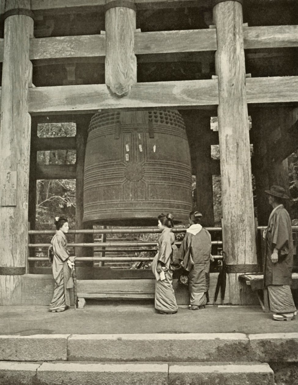 الجرس العظيم في معبد Chio-In ، 1910. بواسطة هربرت بونتينج