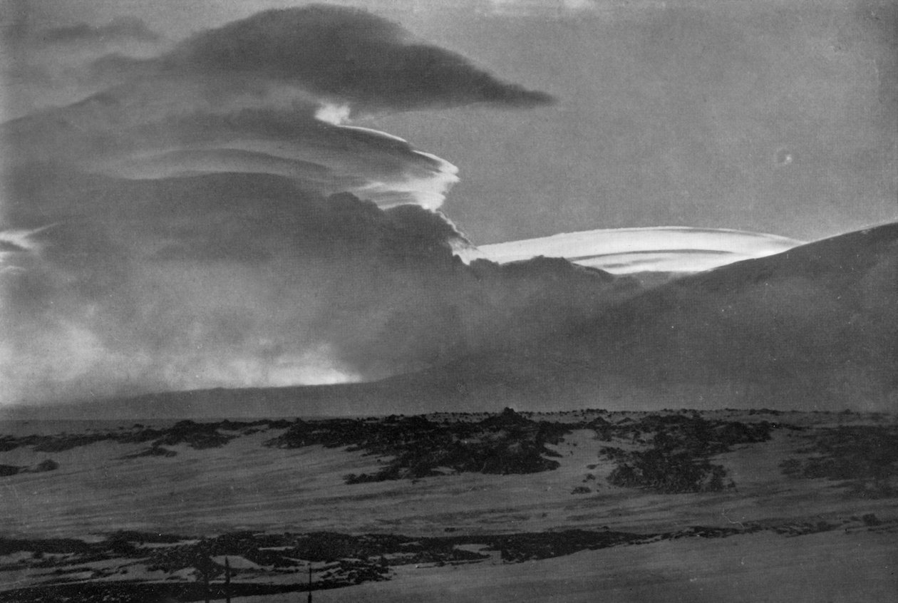 غيوم الحوت فوق جبل إريبوس ، c19101913 ، 1913. بواسطة هربرت بونتينج