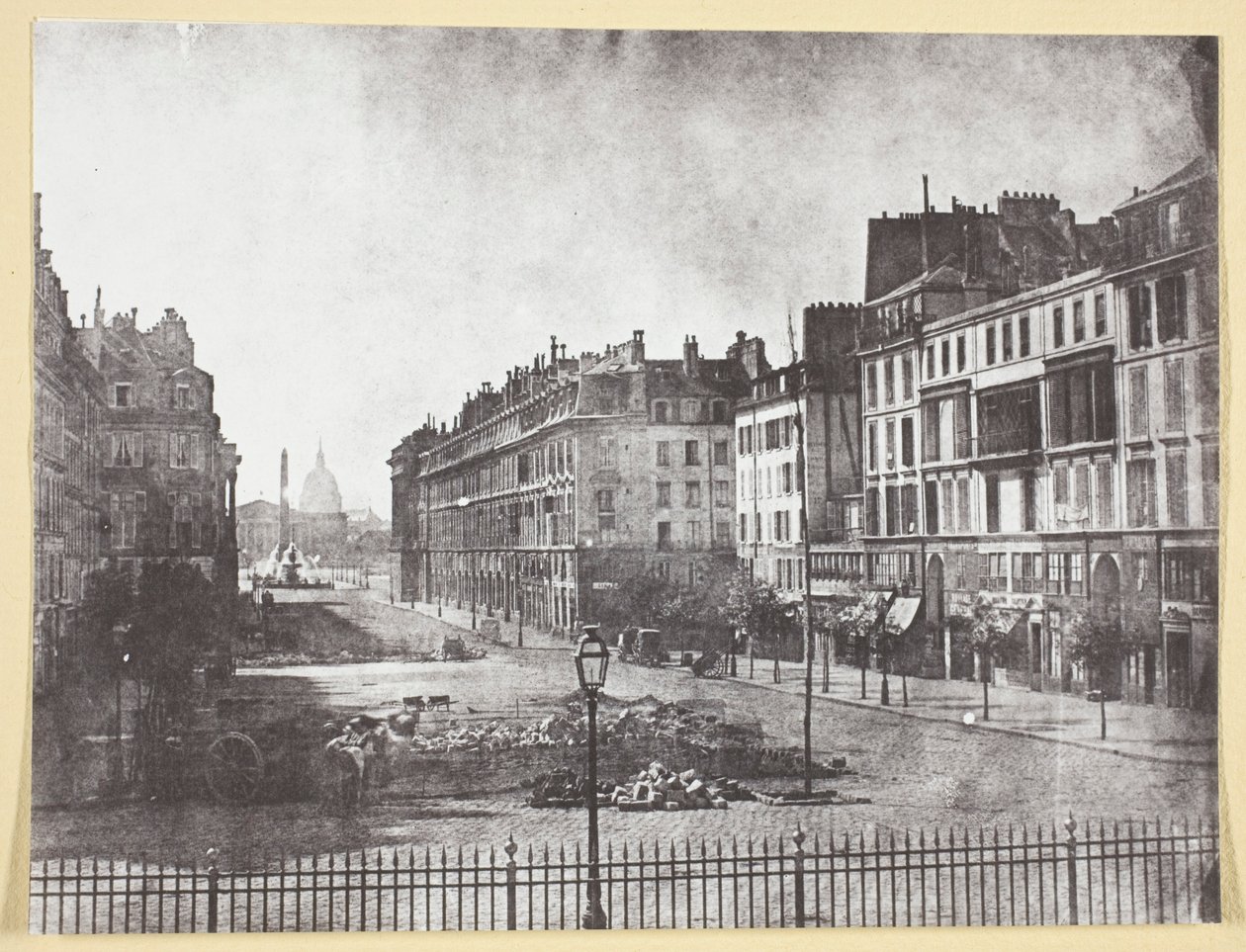 Rue Royale and Remains of the Barricades لعام 1848 بواسطة هيبوليت بايارد