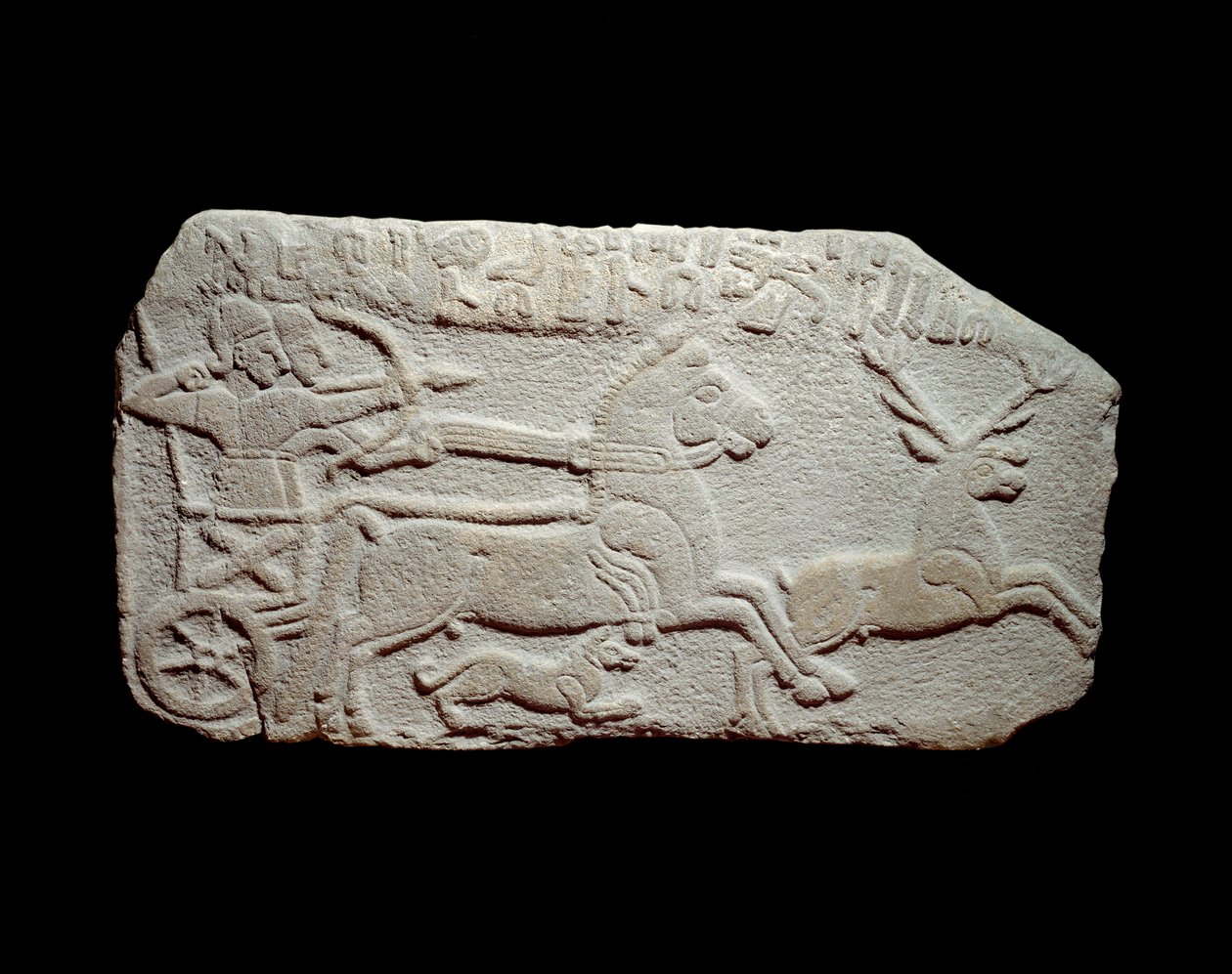 الإغاثة من الصيد: الملك الحثي ماراداس في دبابة يطارد غزالًا مثل ملوك آشور. العصر الحثي الحديث حوالي 1050 - 900 قبل الميلاد. من الأناضول. باريس ، متحف اللوفر بواسطة الحيثية في وقت متأخر