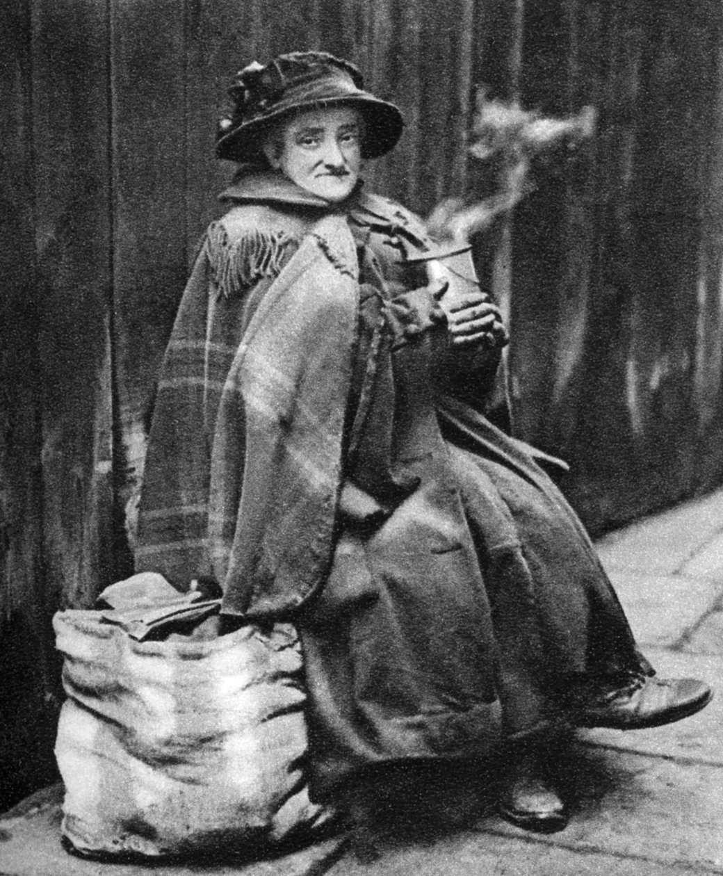 امرأة عجوز ، ظهر شارع فليت ، لندن ، 1926-1927 بواسطة هوب