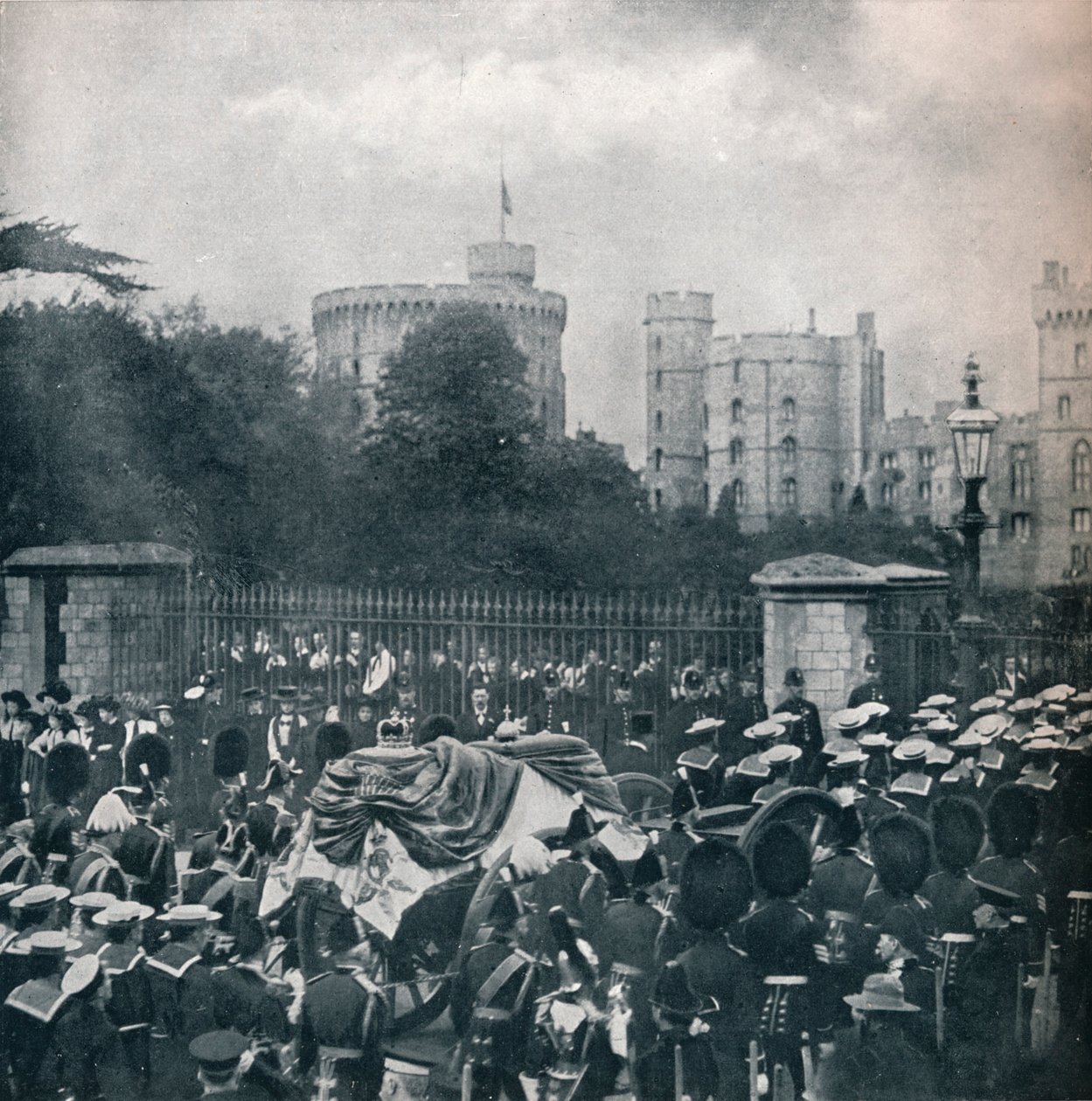 جثة الملك إدوارد السابع تنجذب إلى قلعة وندسور ، 1910 1911 بواسطة هوراس والتر نيكولز