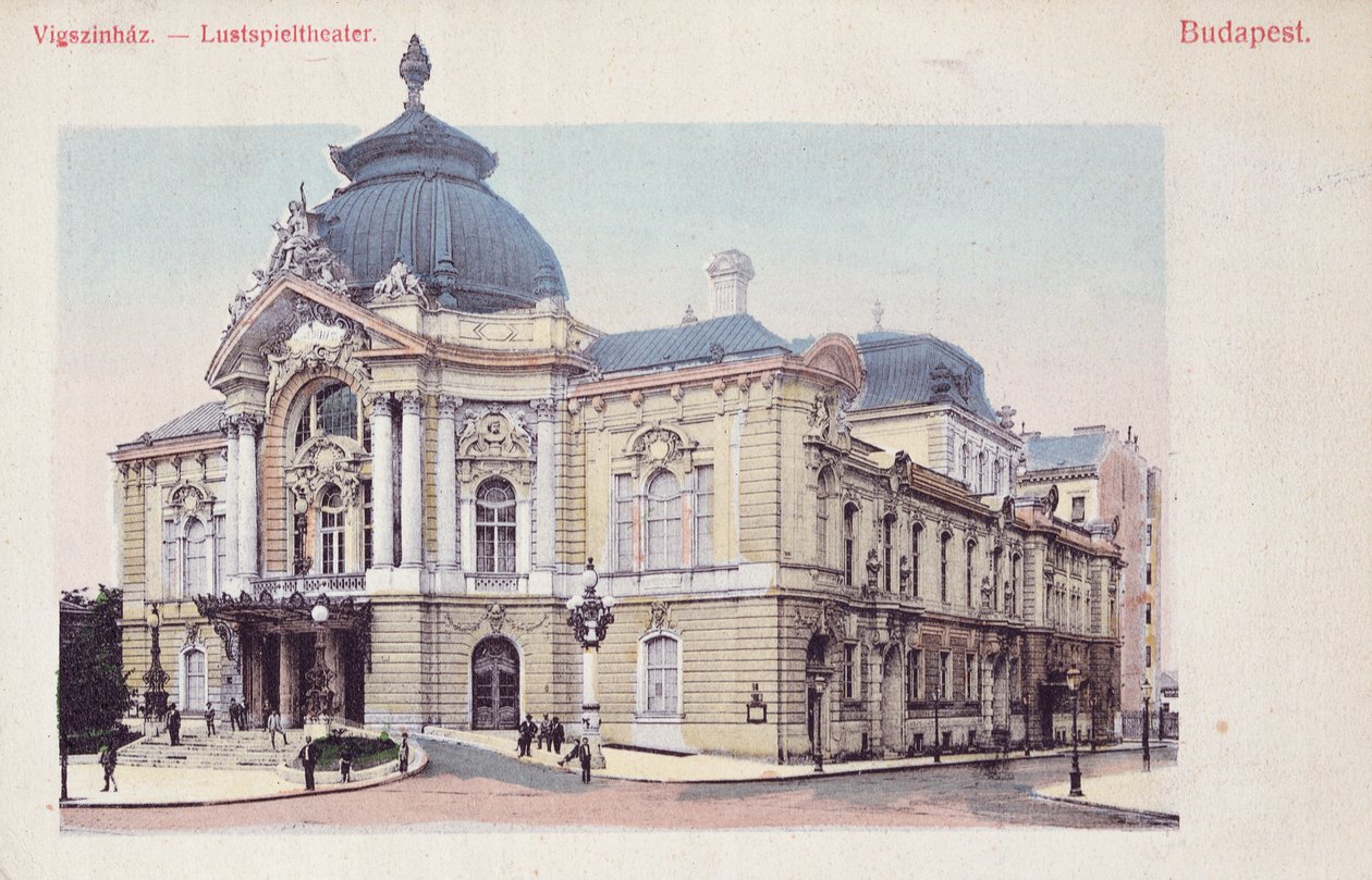 بطاقة بريدية تصور Vigszinhaz (مسرح الكوميديا) في Grand Boulevard في بودابست ، c.1900 (بعد صورة ملونة) بواسطة المدرسة المجرية