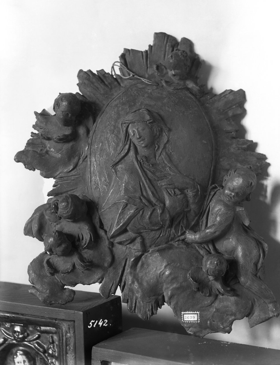 Medallion depicting the Madonna with angels, c.1746 (bronze) بواسطة اغناز غونتر