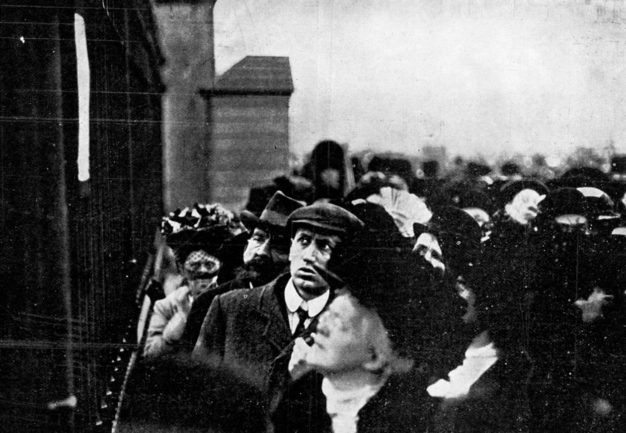 الإخطار الرسمي بوفاة الملك إدوارد نشر خارج قصر باكنغهام ، 1910. بواسطة مكتب الرسوم التوضيحية