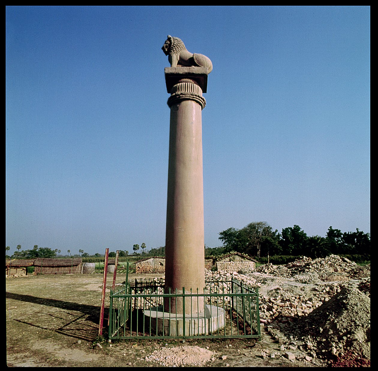 عمود الأسد للإمبراطور أشوكا (c.264-223 قبل الميلاد) في بركة القرد بواسطة هندي