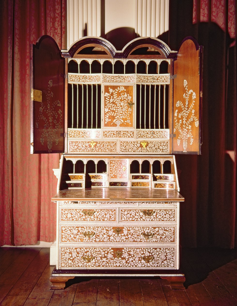 خزانة مكتب Vizagapatam (عاج مطعّم وقشر) بواسطة المدرسة الهندية