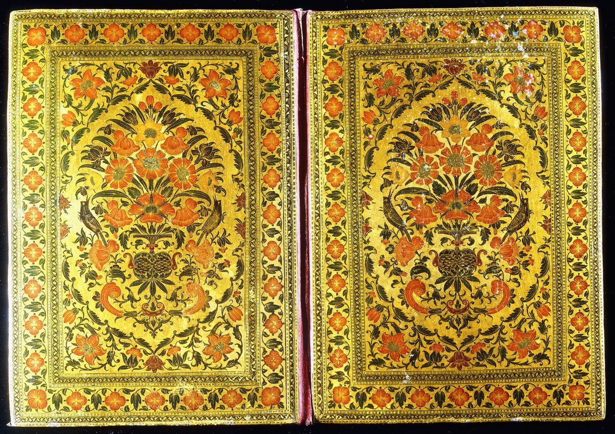 زوج من أغلفة الكتب المطلية بالورود المزينة بتصميم زهرية ، مع إناء زهور وعصافير في الوسط ، القرن الثامن عشر بواسطة المدرسة الهندية