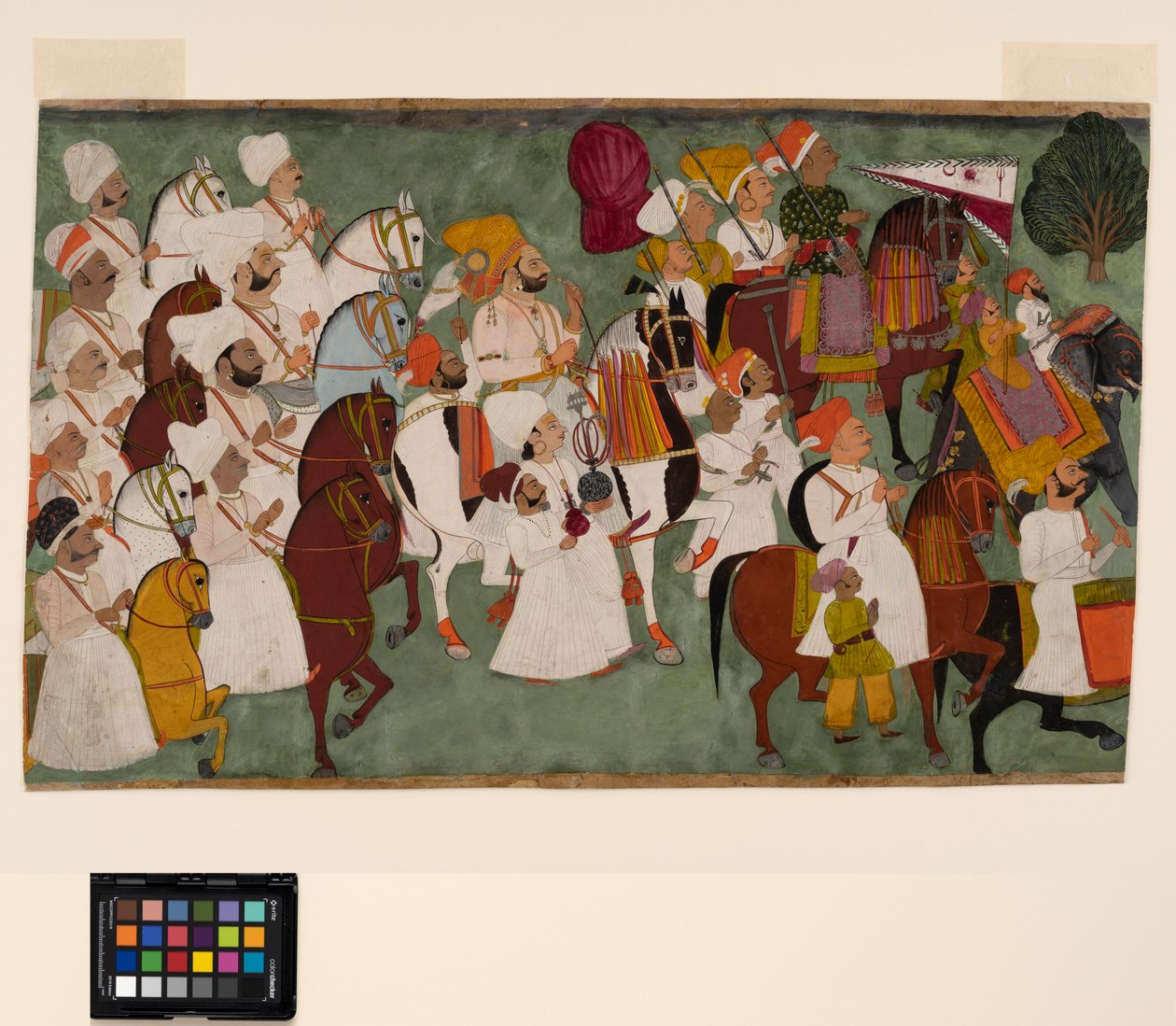 أخي سينغ يركب مع حاشيته ، حوالي عام 1750 (ألوان مائية غير شفافة وذهبية على ورق) بواسطة المدرسة الهندية