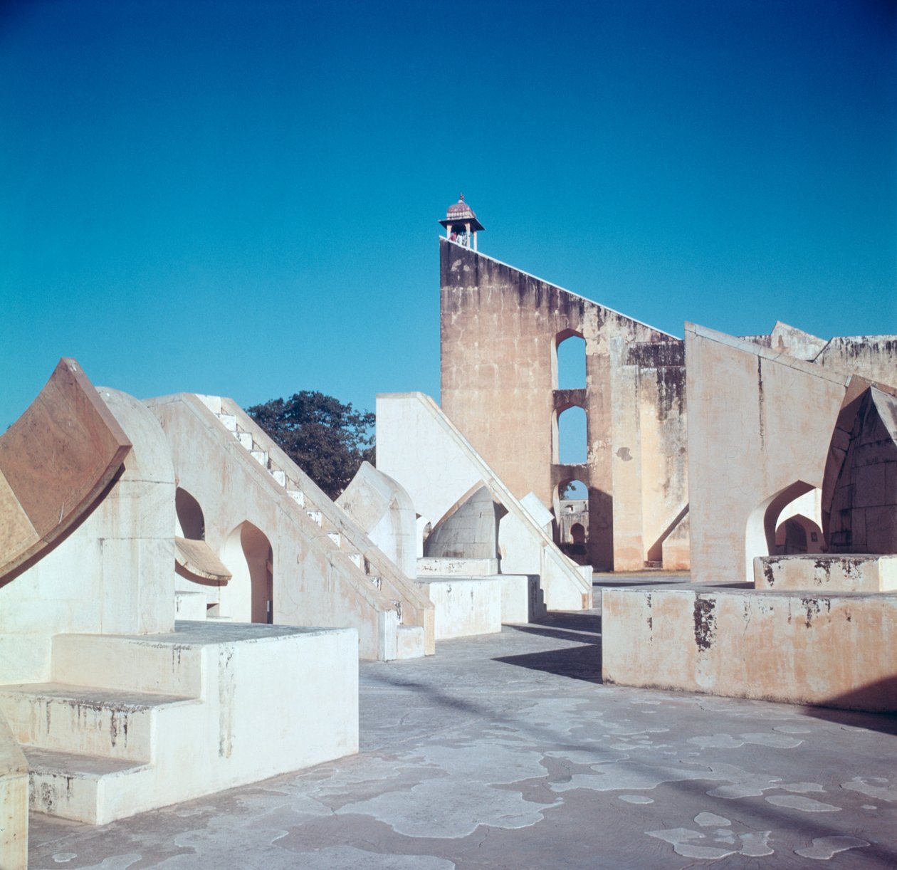 المرصد الفلكي ، بني 1726-1734 بواسطة المدرسة الهندية