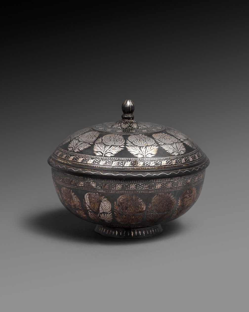 سلطانية وغطاء من سبيكة معدنية مطعمة بالفضة ، ولكل منها شريط من الزهور الطبيعية ، 1700-1899 بواسطة المدرسة الهندية